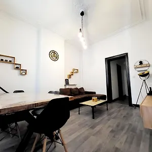 Séjour chez l'habitant Chambre Privée Au 3e étage Sans Ascenceur En Plein Centre De, Charleroi
